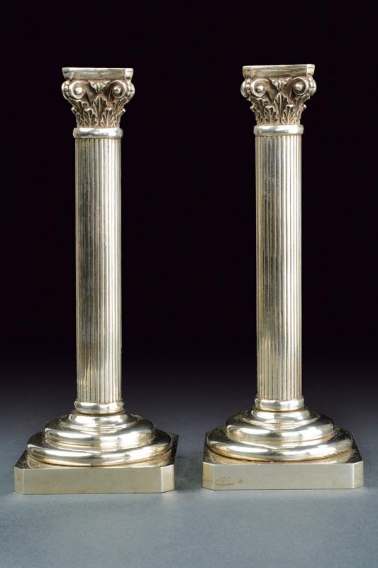 Paio di candelabri in argento