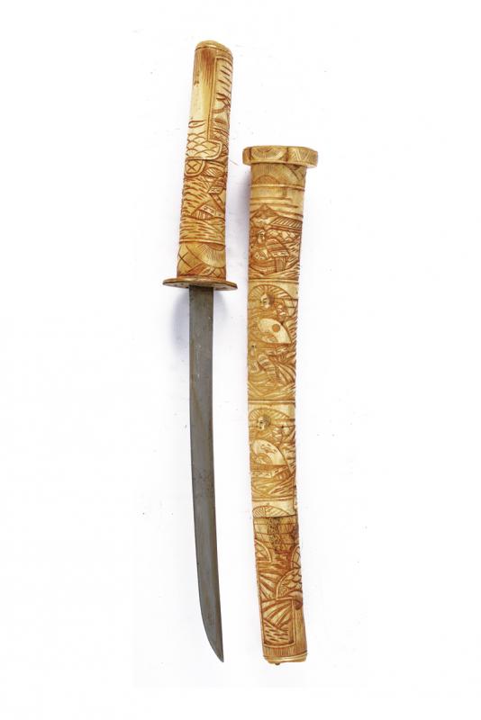 Wakizashi decorato ad intaglio