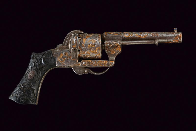 Bel revolver a spillo dorato e intagliato