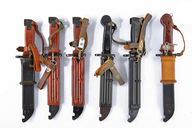 Lotto di sei baionette per fucili Kalashnikov
