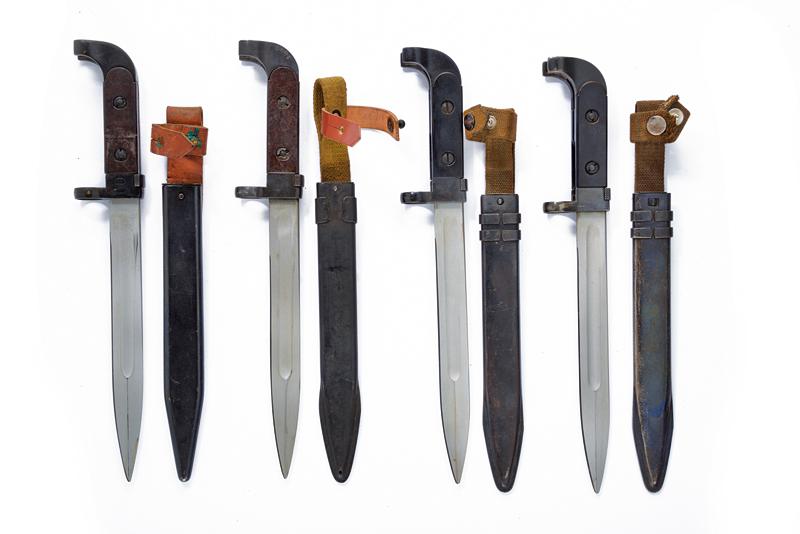 Lotto di quattro baionette per AK-47