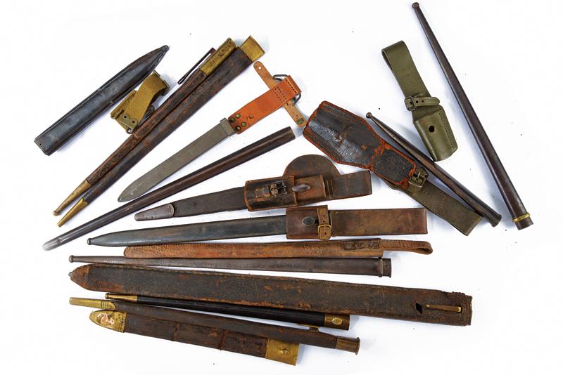 Lotto di foderi e taschette