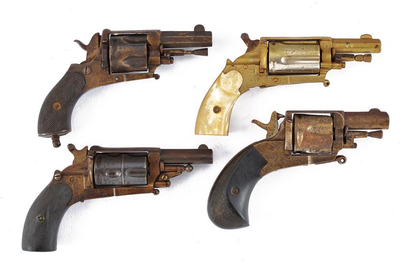 Lotto di quattro piccoli revolver a percussione centrale