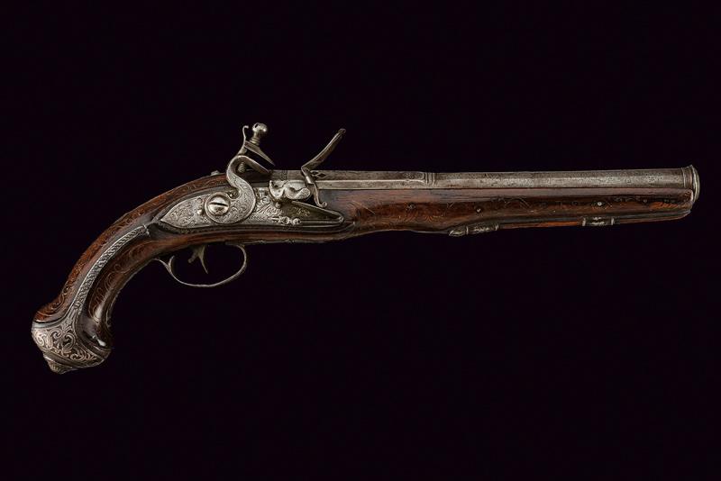 Pistola a pietra focaia con decorazioni in argento
