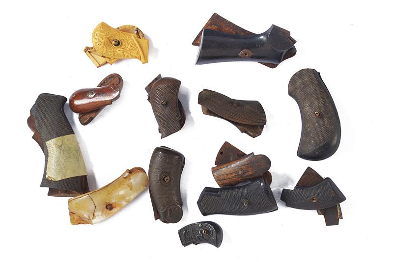 Lotto di tredici paia di guancette per revolver