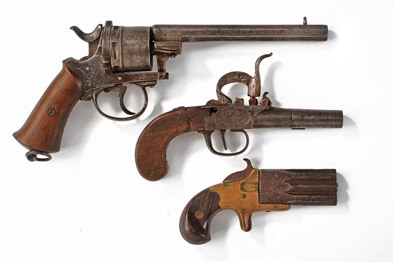 Lotto di un revolver e due pistole