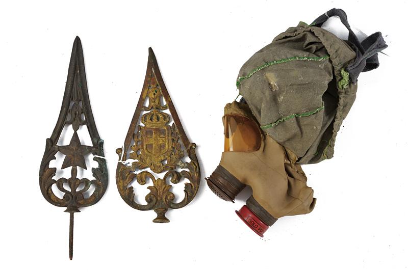 Due frecce da bandiera e maschera antigas