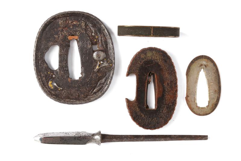 Punta di freccia e lotto di tsuba