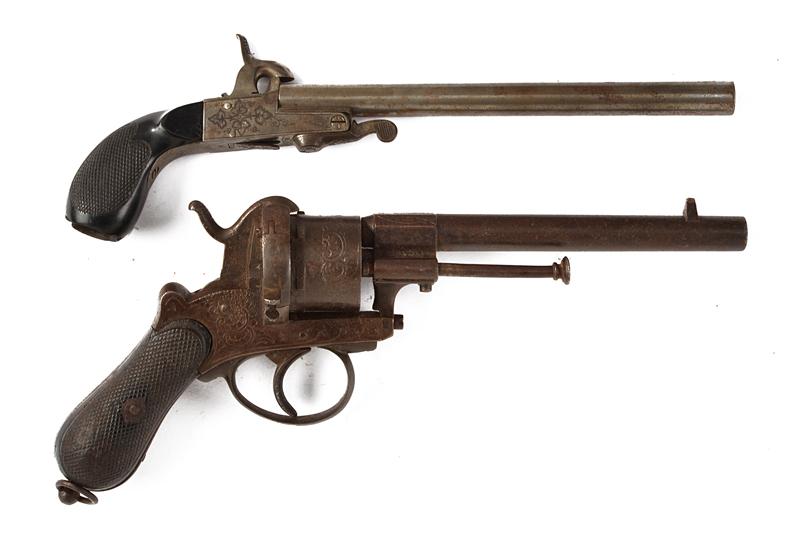 Lotto di un revolver e una pistola a spillo