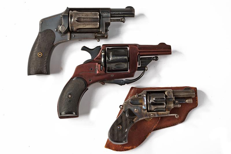 Lotto di tre revolver a percussione centrale