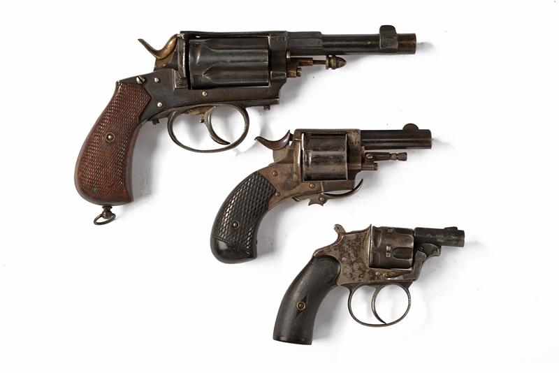 Lotto di tre revolver a percussione centrale