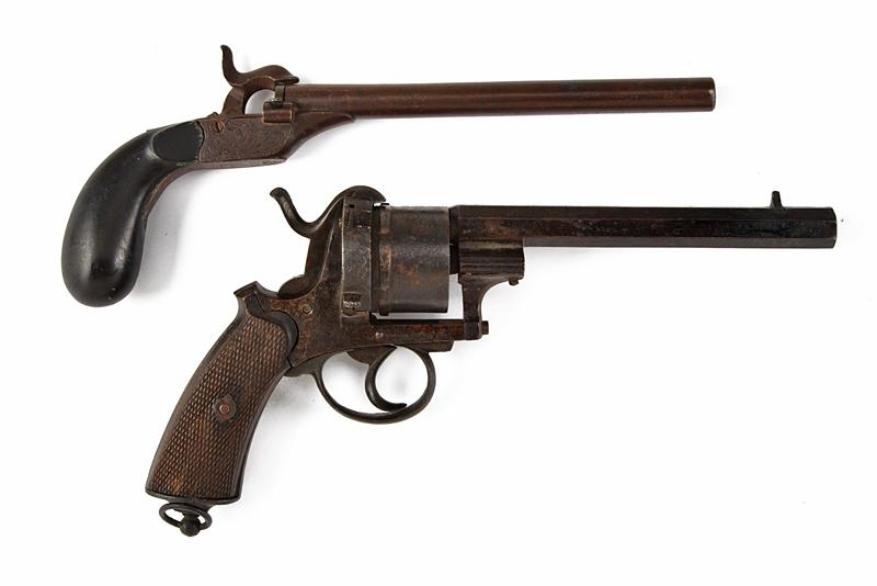 Lotto di un revolver e una pistola a spillo