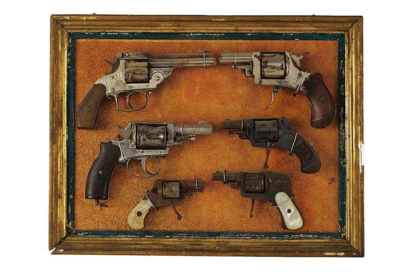 Piccola collezione di revolver a retrocarica in cornice